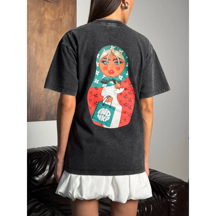 Dame T-shirt med kunstnerisk Matroschka-design og afslappet pasform Stilla