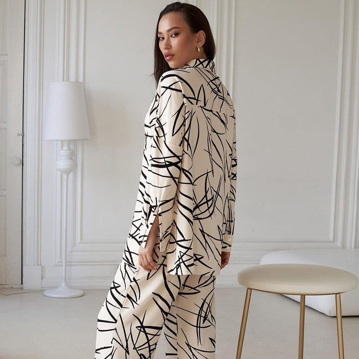 Dame Satin Pyjamasæt med moderne grafiktryk og elegant snit Stilla