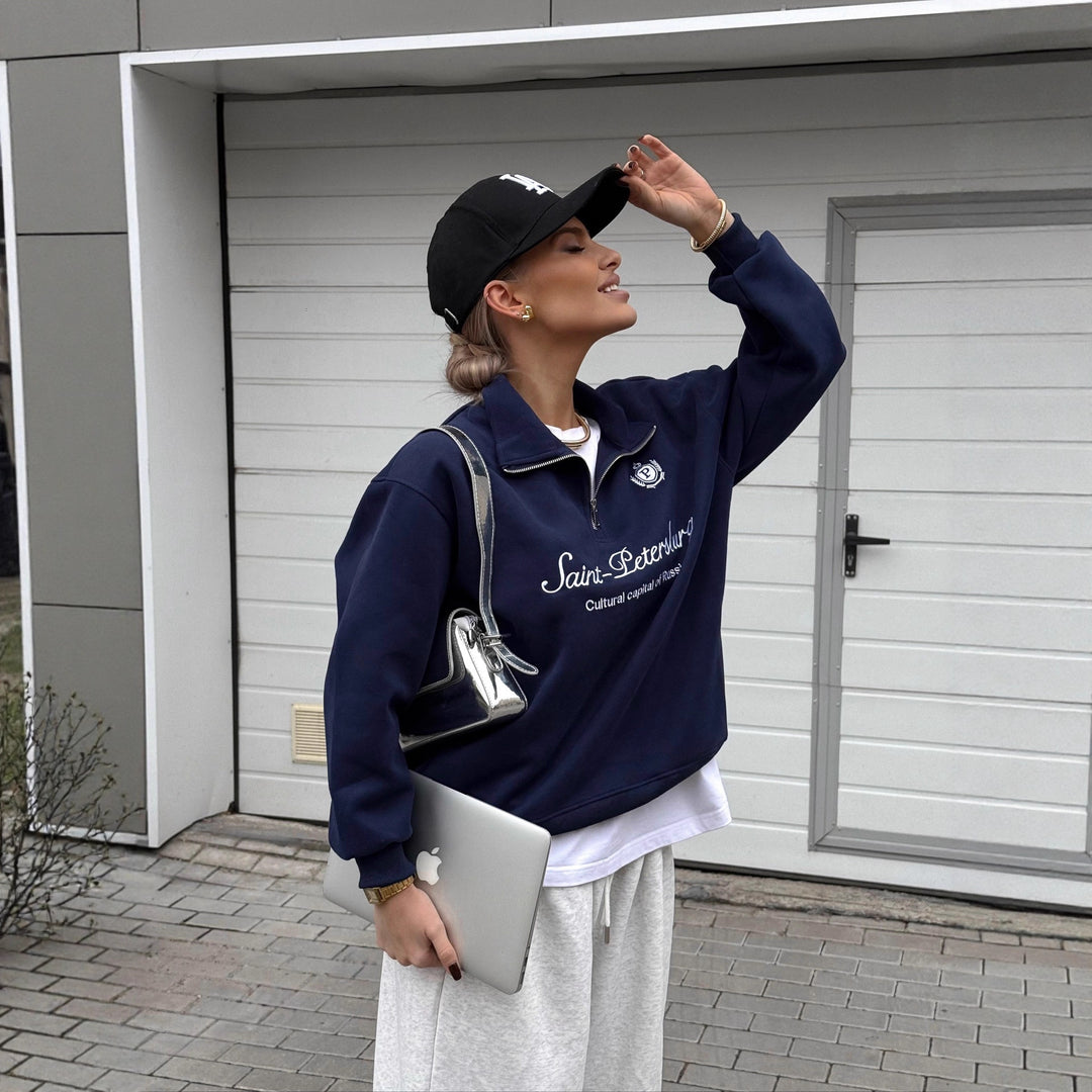 Kvinders sweatshirt med høj krave og trendy logo print Stilla