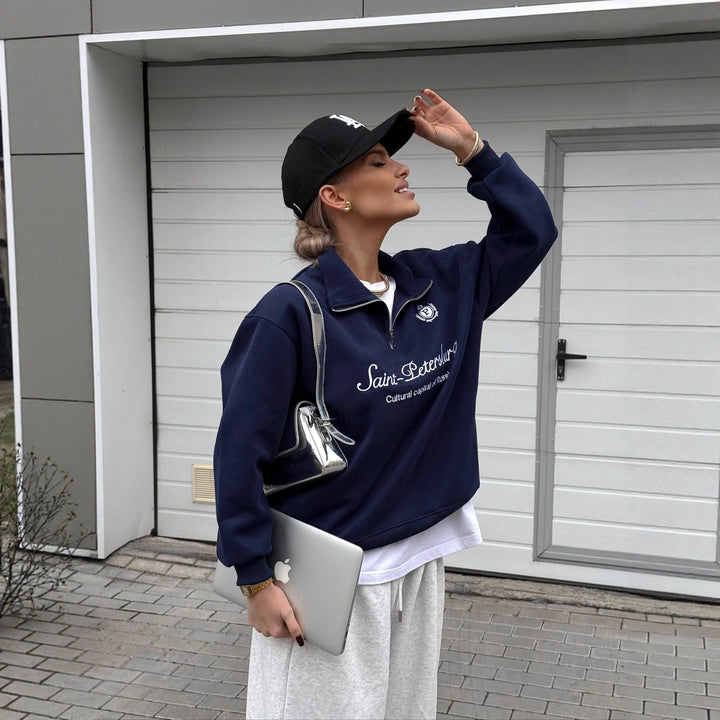 Kvinders sweatshirt med høj krave og trendy logo print Stilla