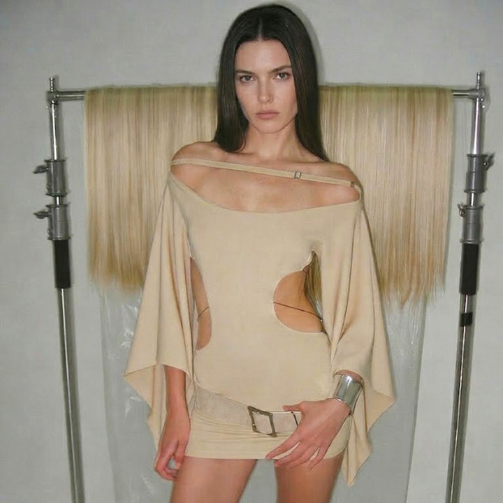 Damekjole med off-shoulder design og raffinerede cut-out-detaljer Skovae