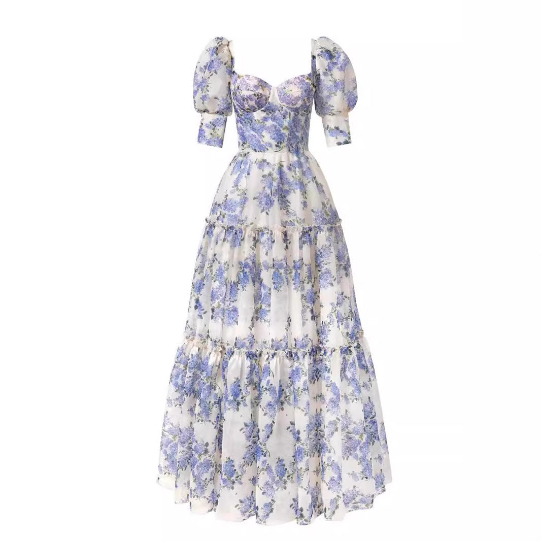 Kvindernes elegante maxikjole med off-the-shoulder flæseærmer og blomsterdetaljer