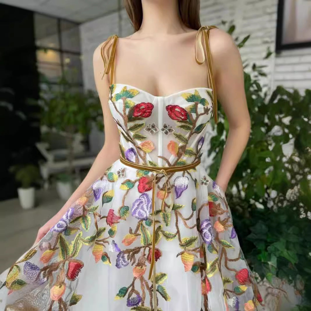 Dame elegant og detaljeret broderet aftenkjole Stilla