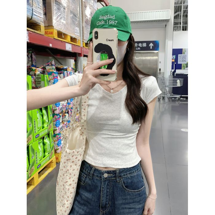 Kvinders cropped t-shirt med v-hals og tætsiddende pasform