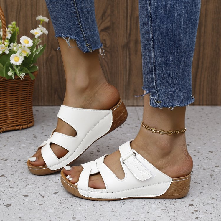 Dame wedge-pantoletten med elegant remdesign og komfortabelt fodseng Stilla