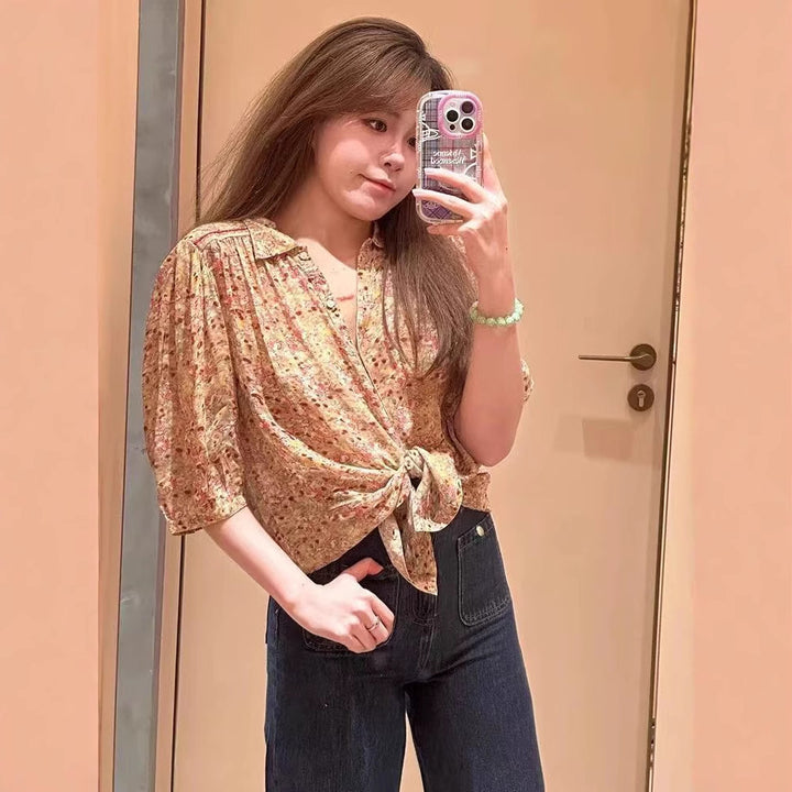 Damebluse med blomsterprint i heltryk og fashionable puffærmer Stilla
