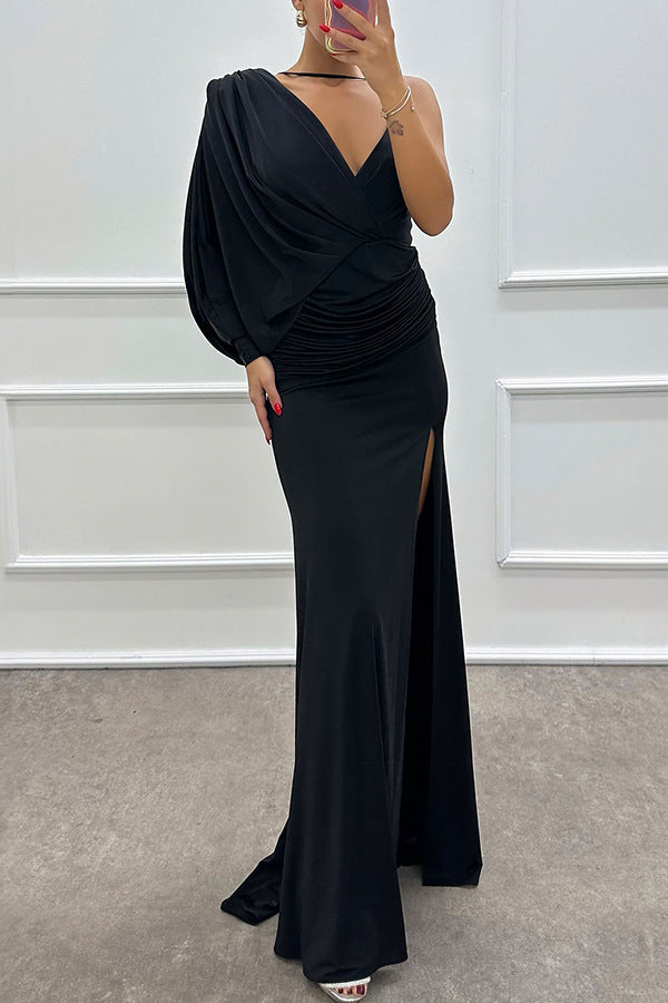 Dame aftenkjole med asymmetrisk snit og elegant split Stilla
