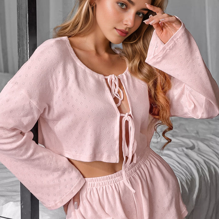 Dame sæt bestående af afslappet cropped top og shorts med detaljeret designede ærmer Stilla