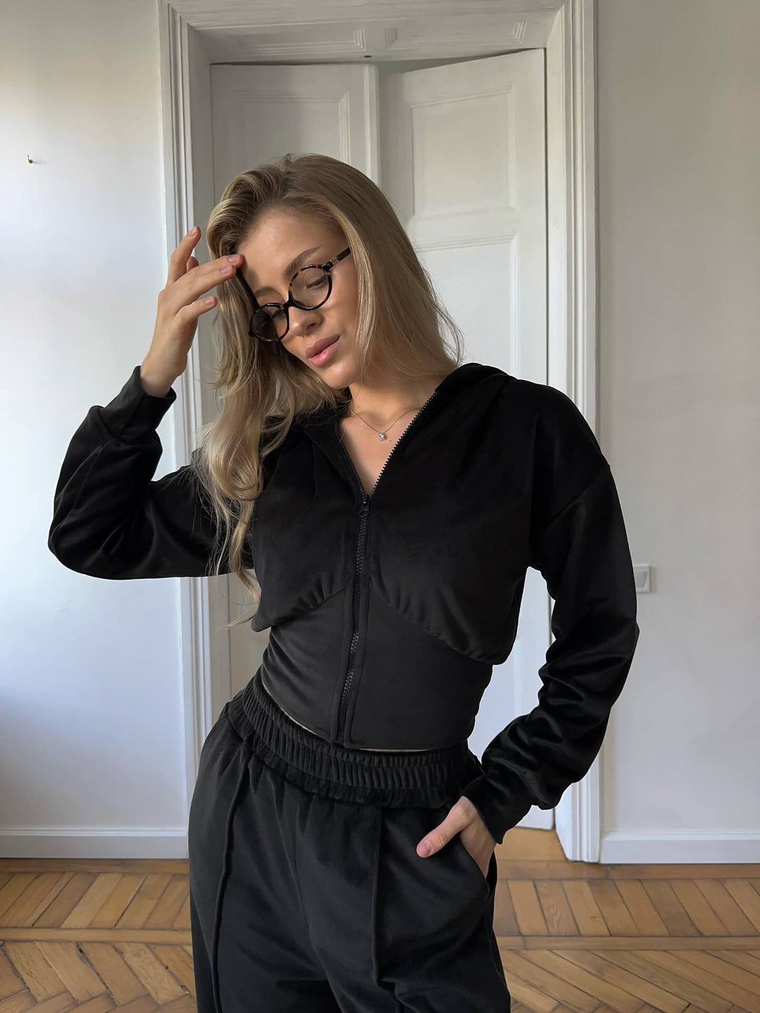 Kvinder cropped sweatjakke med høj krave og elastiske joggingbukser Skovae