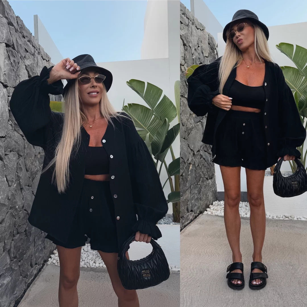 Kvinders sæt af shorts og luftig bluse med flæse detaljer