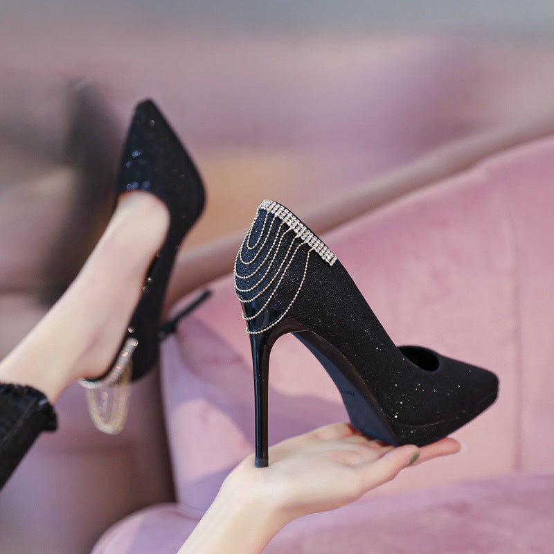 Dame nan elegante aftenpumps med fint glimmermesh, spids tåparti, filigran stilettohæl og dekorativ hæl-applikation Skovae