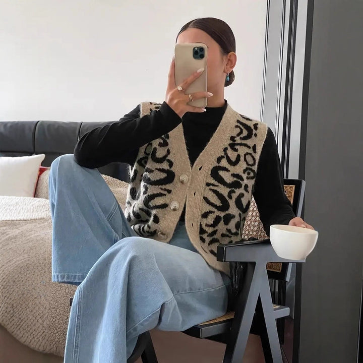 Dame strikket vest med elegant leopardmønster og knapper af høj kvalitet Stilla