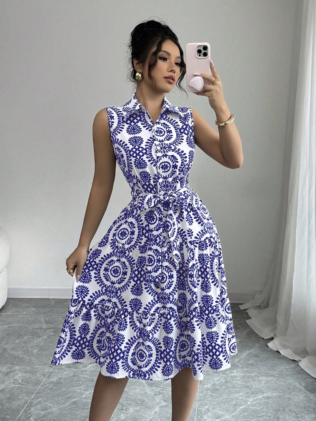 Dame sommerligt knælangt kjole med floral print og bånd Stilla