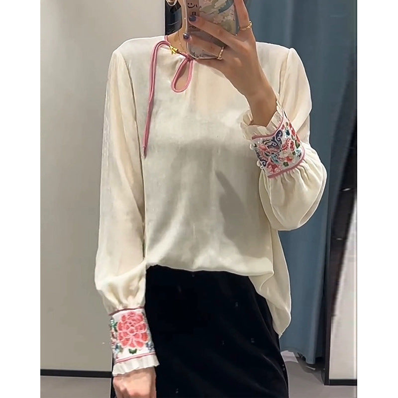 Damebluse med blomsterbroderi og sløjfedekoration Stilla
