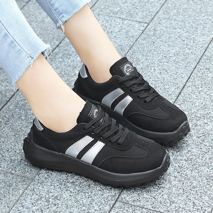 Dame nan retroorienteret city-sneaker med groft sål, polstret komfort fodseng og ruskindsdetalje Skovae