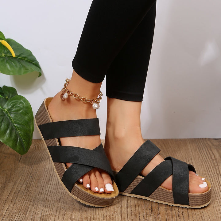 Dame modische Riemensandalen med flettet overmateriale og komfortabel plateau Stilla
