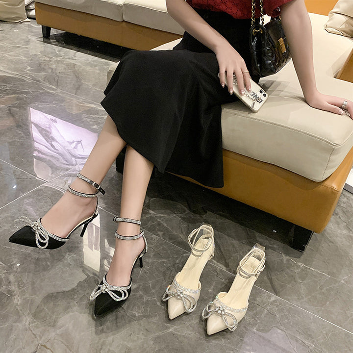 Dame nan spids Riemchen-pumps med glitrende strass-sløjfeapplikation og justerbar ankelsnøre Skovae
