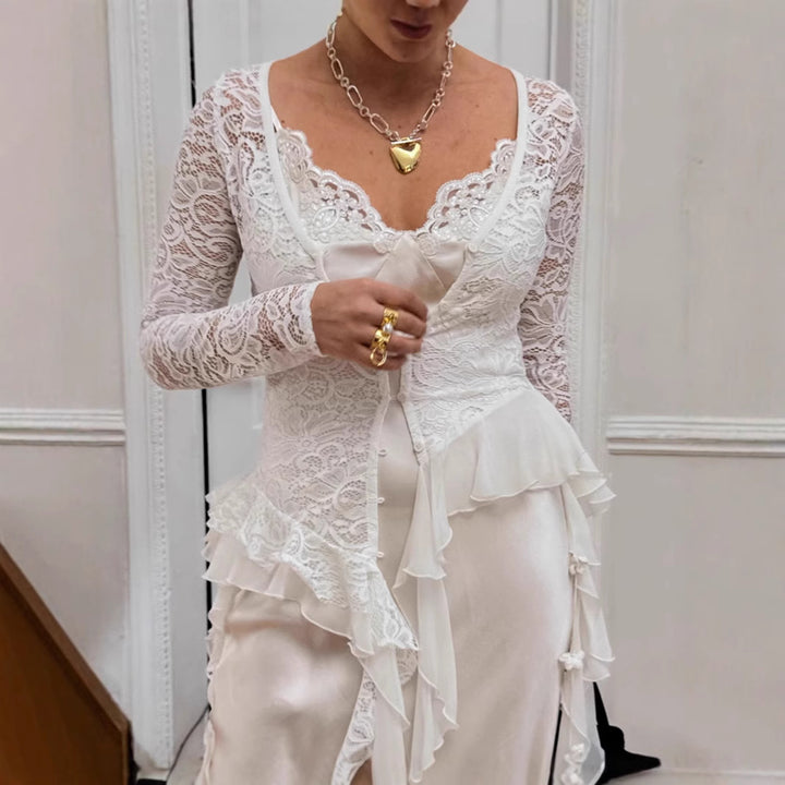 Dame spidse bluse med svajende flæser og elegant knapliste Stilla