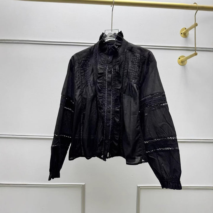 Damebluse med fine flæser og elegante broderidetaljer Stilla