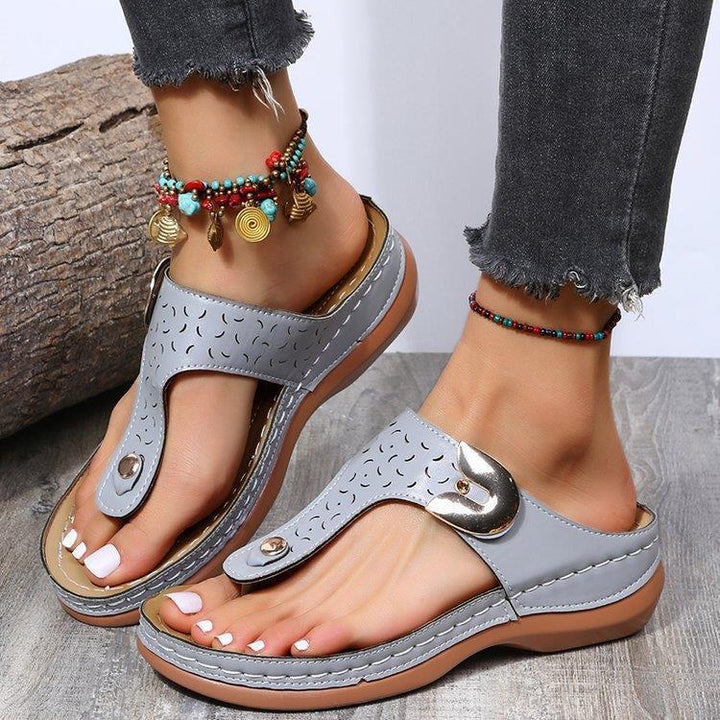 Dame flip-flops med dekorativt huldesign og ergonomisk fodseng Stilla
