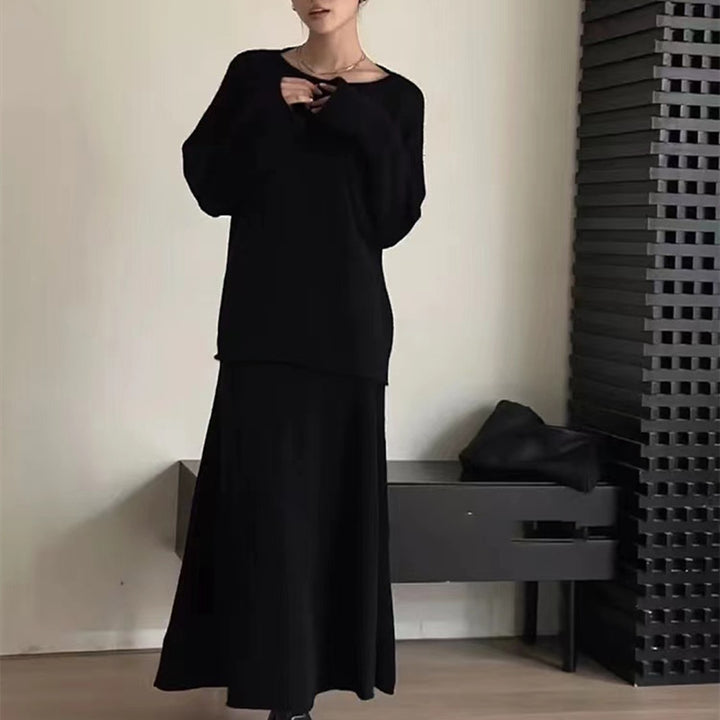 Kvinders strikkjole i et afslappet off-shoulder design med en bred pasform