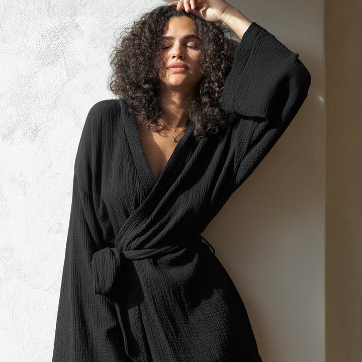 Dame Kimono-Kjole med elegante Flæsedetaljer Stilla