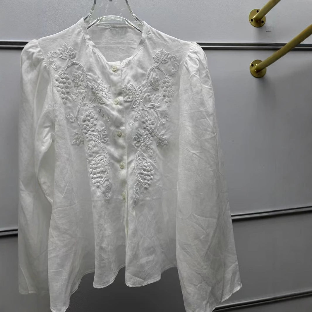 Damebluse med romantiske broderier og voluminøse ærmer Stilla