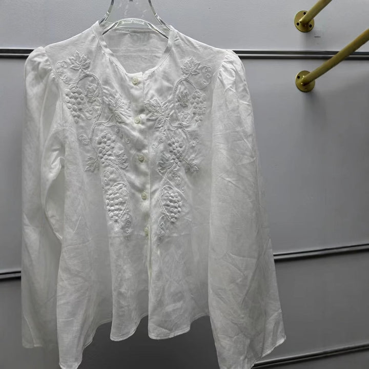 Damebluse med romantiske broderier og voluminøse ærmer Stilla
