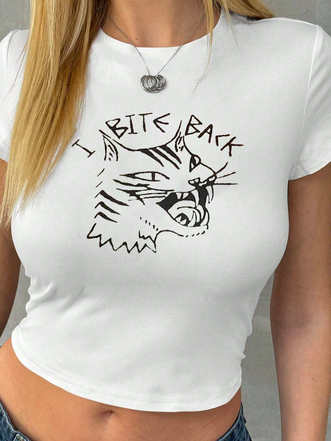Dame Crop-T-shirt med kreativ læbe motiv og tætsiddende snit Skovae