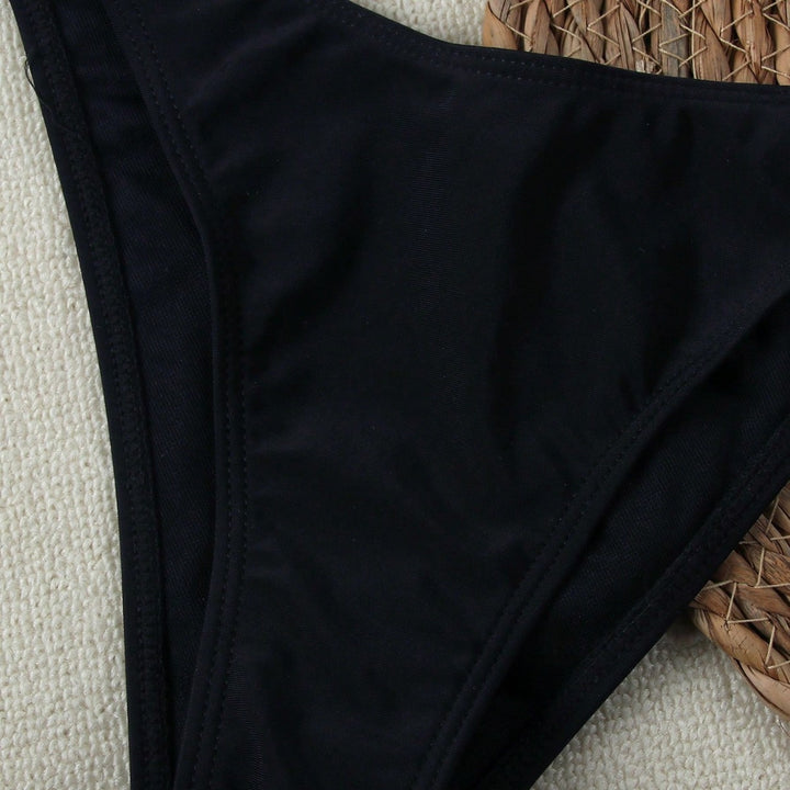Dame bikini med moderne knude design og elegant guldaccent Skovae