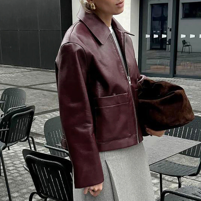 Dame kunstlæderjakke i moderne biker-stil med bred krave og praktiske lommer Stilla