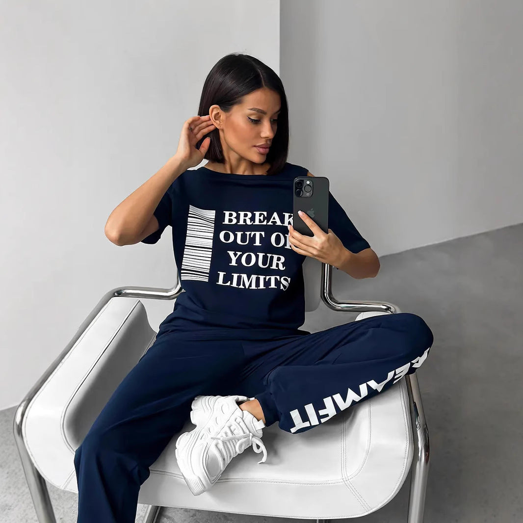 Kvinders sporty loungedragt med stilfulde udskårne ærmer og statementprint Skovae