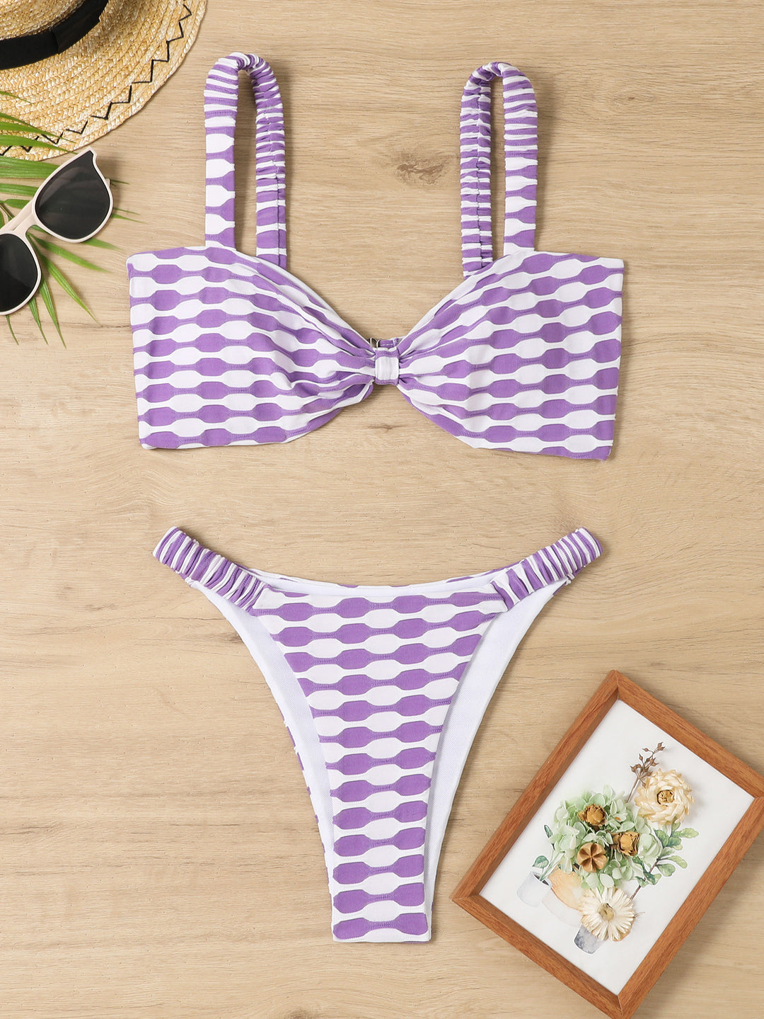 Dame bikini-sæt med innovativt design og raffineret stribemønster Stilla