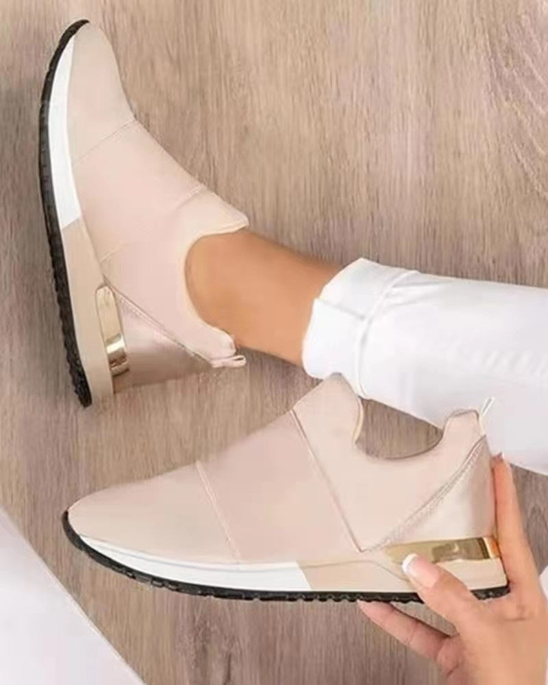 Dame Sneakers med Slip-On design og fashionable accenter Stilla