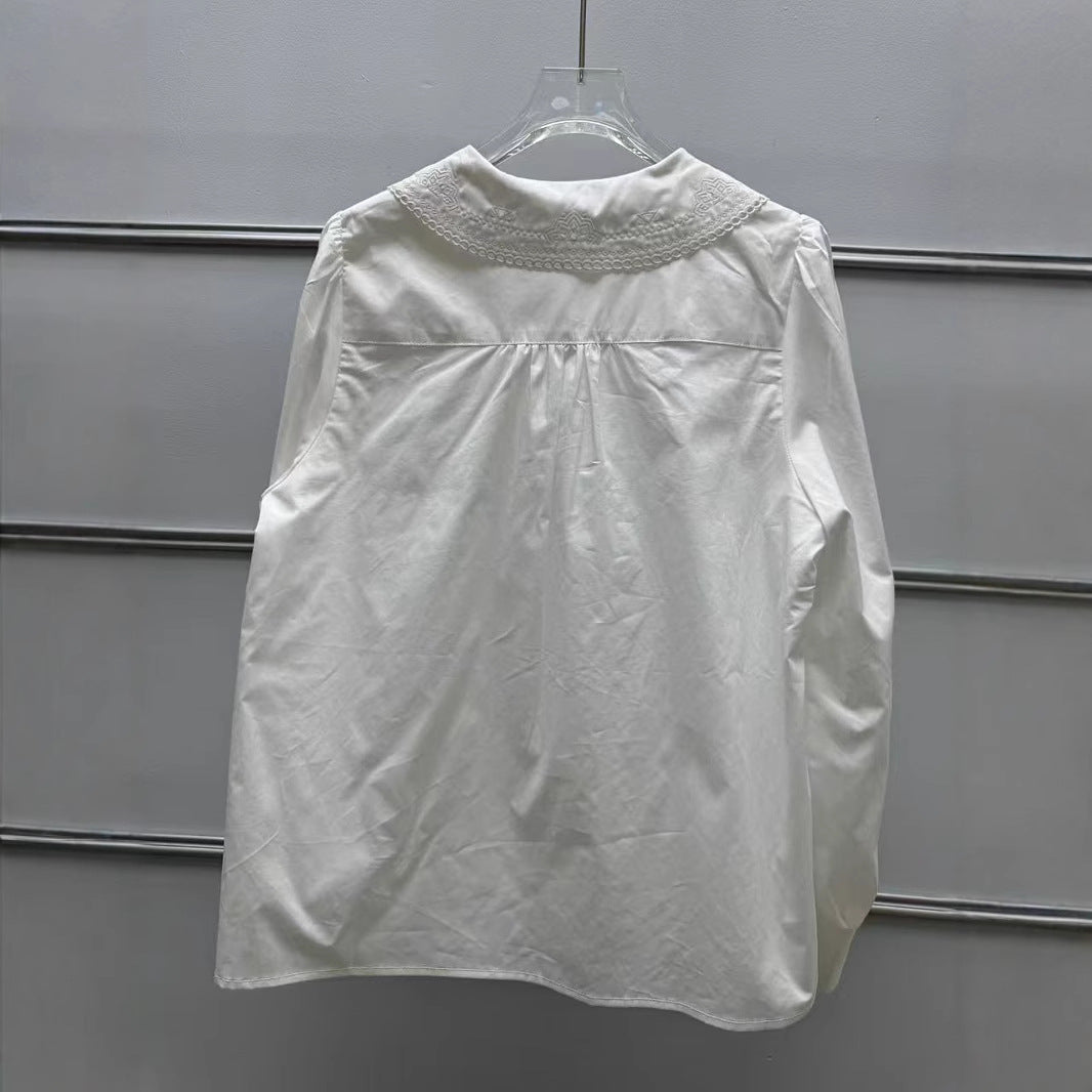Damebluse med stilfuld stor krave og raffinerede spidsaksecenter Stilla