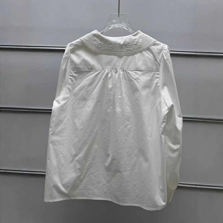Damebluse med stilfuld stor krave og raffinerede spidsaksecenter Stilla