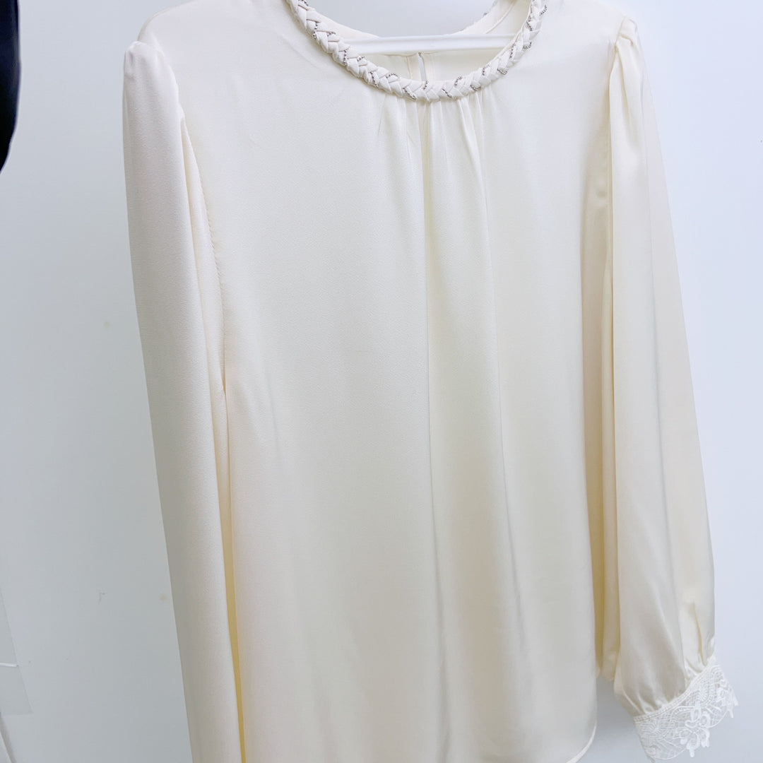 Damebluse med fine spidse detaljer og elegant udskæring Stilla