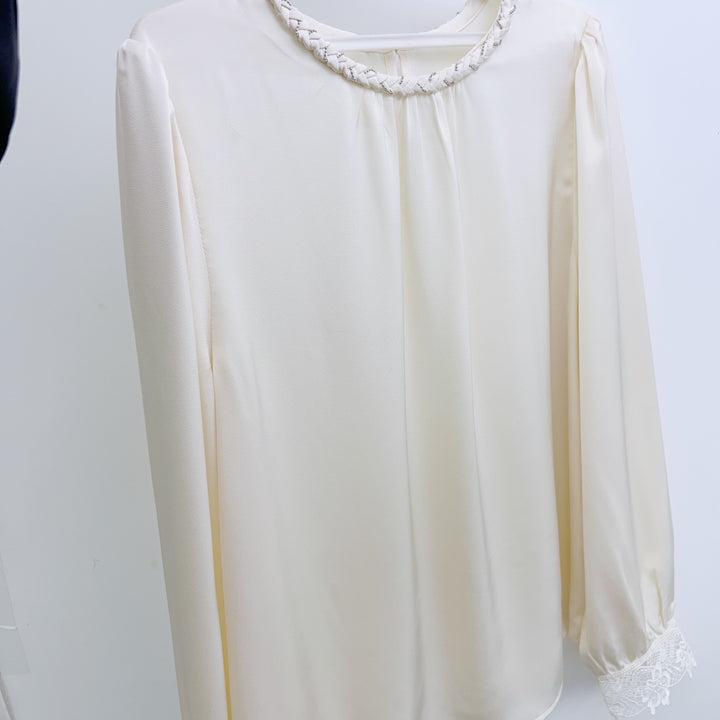 Damebluse med fine spidse detaljer og elegant udskæring Stilla