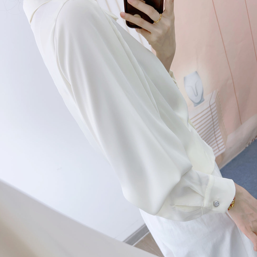 Dame Mode Bluse med figursyet snit og elegante knapdetaljer Stilla