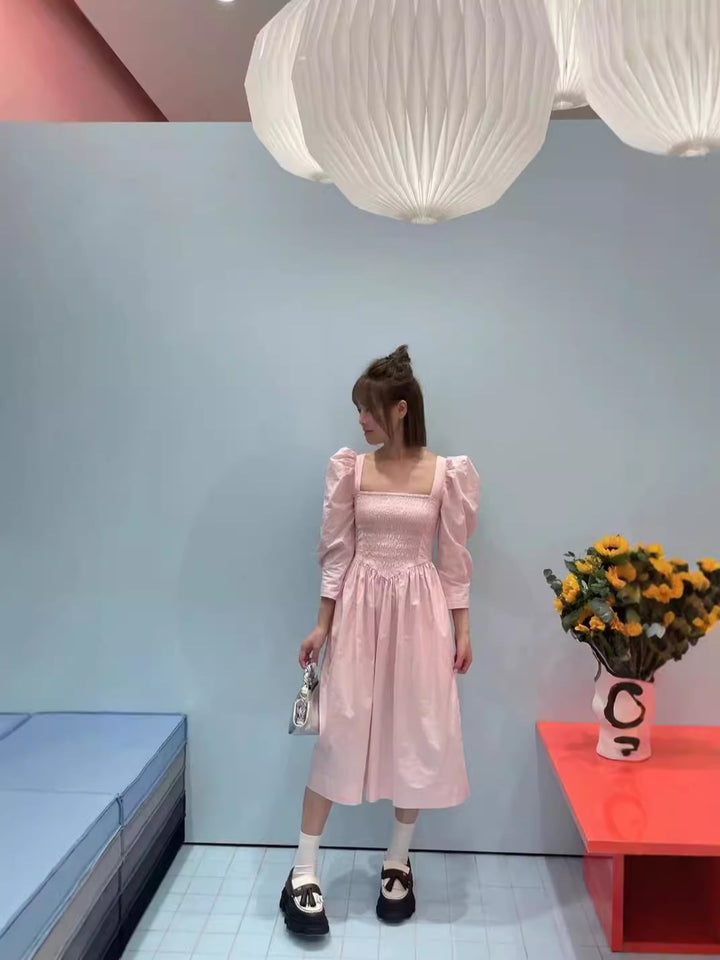 Dame midikjole med rynket overdel og elegante pufærmer Stilla
