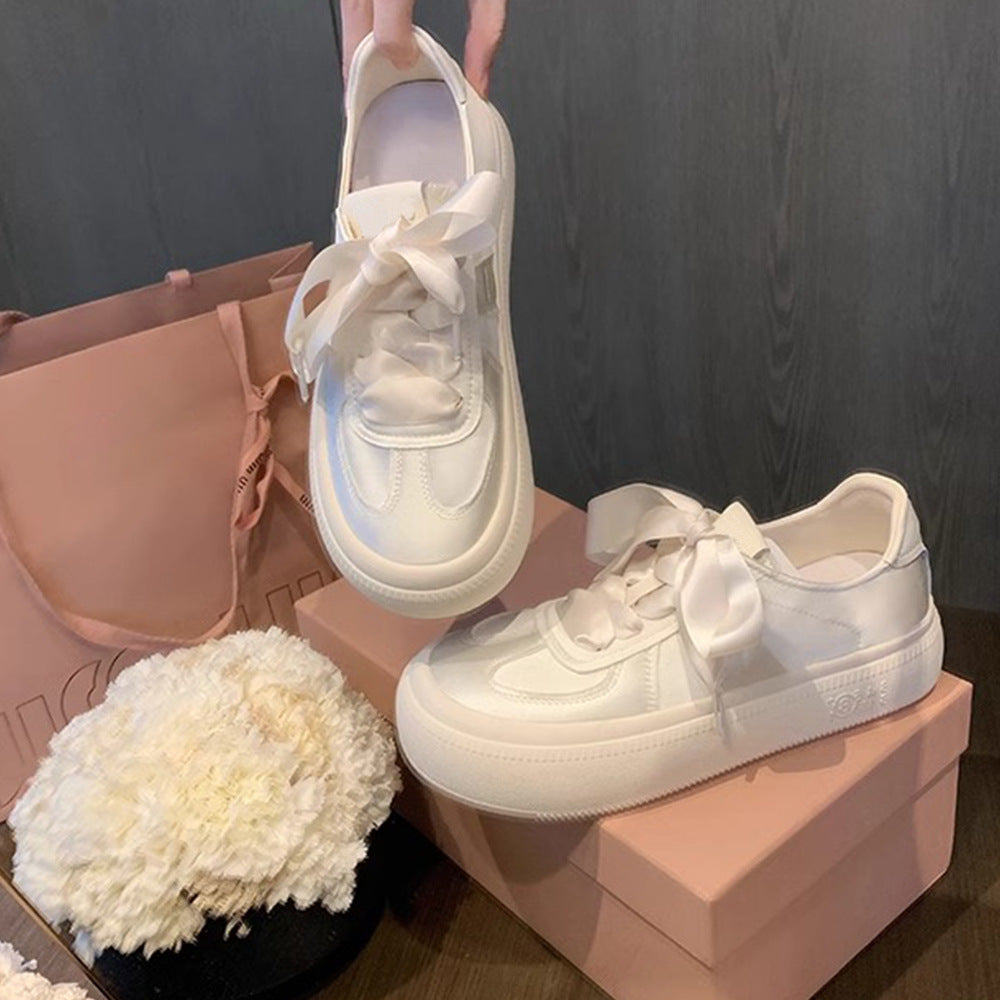 Dame sneakers med elegant satinrem og komfortabel sål Stilla
