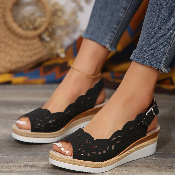 Dame wedge-sandaler med filigran laser-cut dekoration og komfortabelt fodseng Stilla