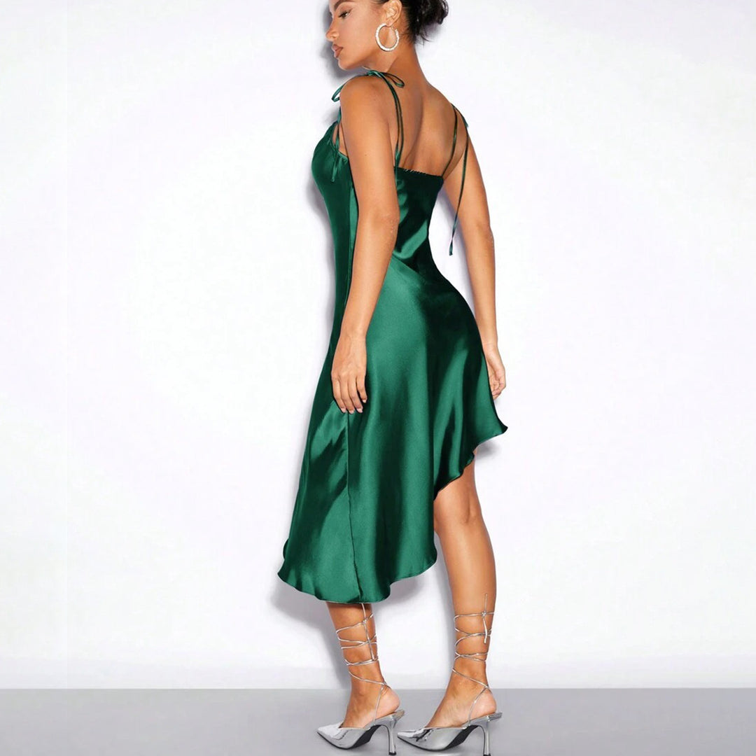 Damer Elegant asymmetrisk satin-kjole med smalle stropper Skovae