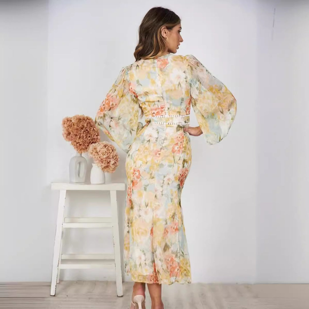 Dame Maxi-kjole med romantisk blomsterprint og elegante flæsedetaljer Stilla