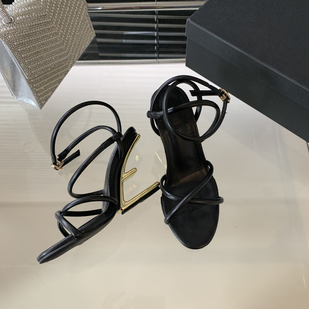 Dame elegante sandaler med moderne remme og komfortabelt fodseng Stilla