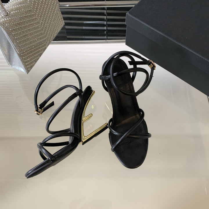 Dame elegante sandaler med moderne remme og komfortabelt fodseng Stilla
