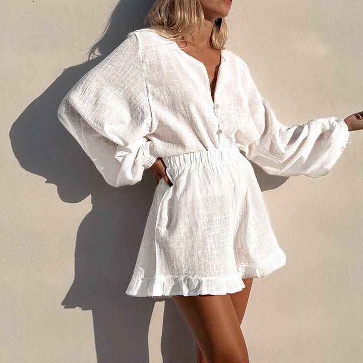 Dame sæt bestående af elegant bluse med ruffleshorts Stilla