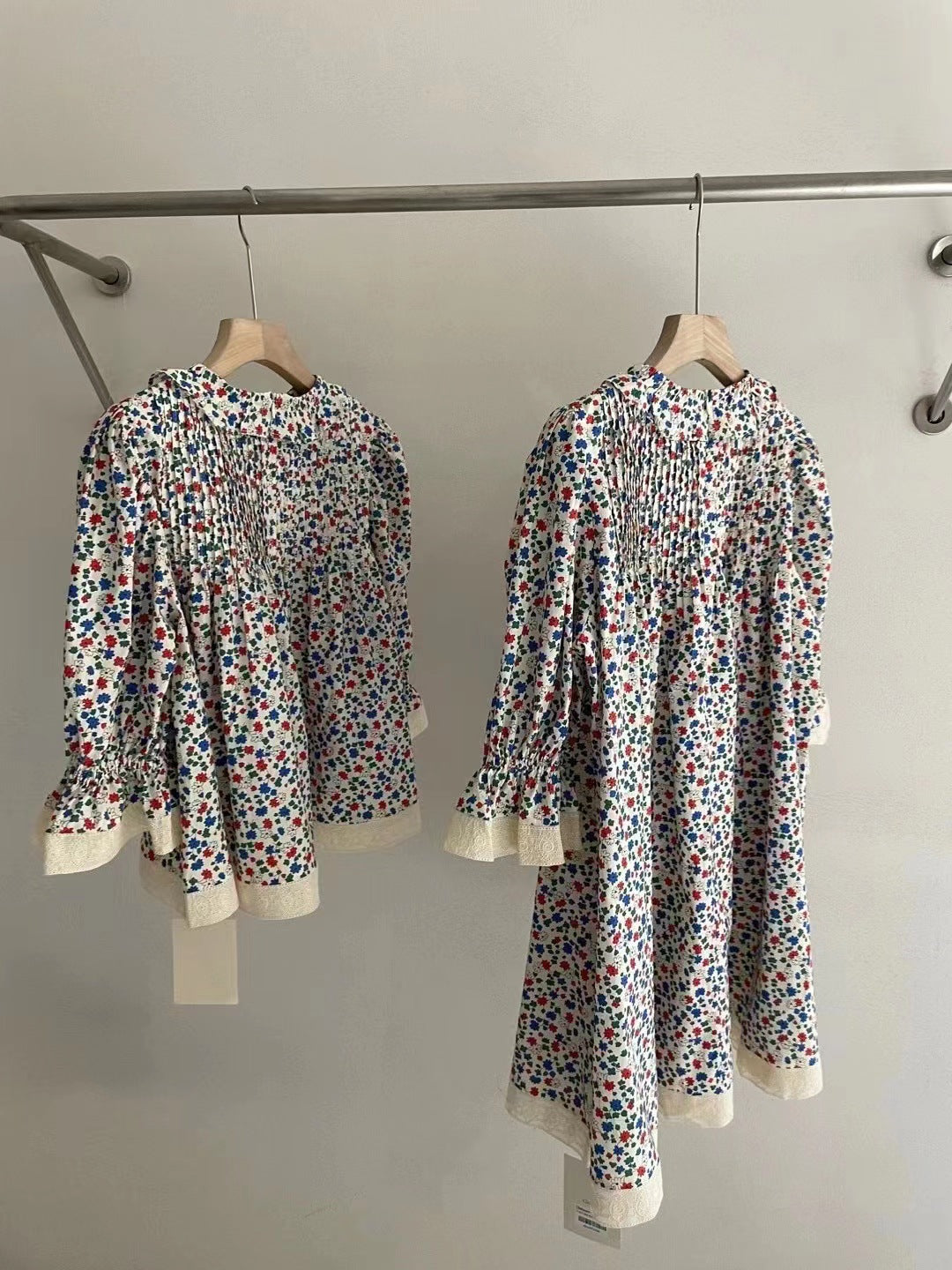Damebluse med blomsterdesign og spidsdetaljer Stilla