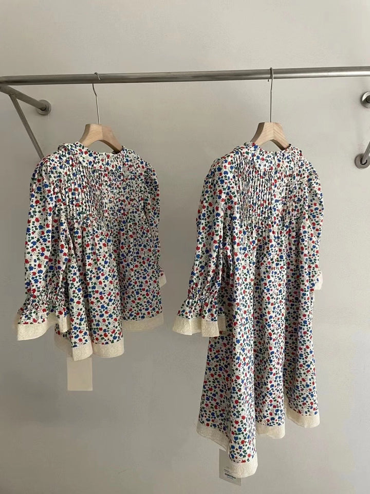 Damebluse med blomsterdesign og spidsdetaljer Stilla