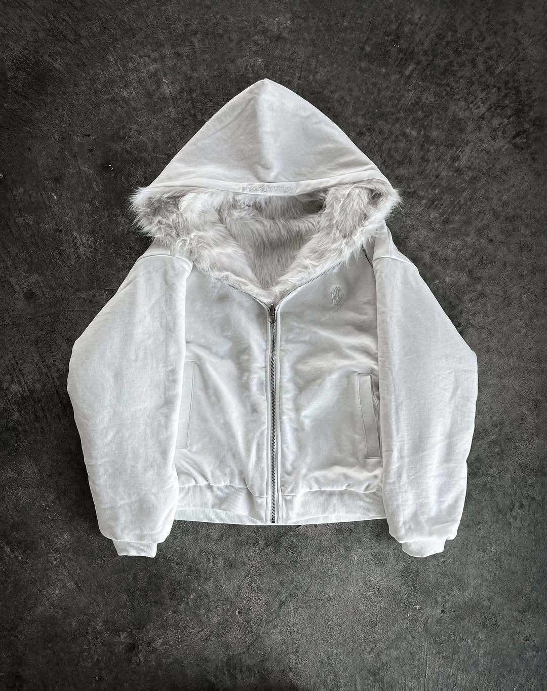 Kvindernes vinterjakke med faux fur foret hætte og praktiske lommer Stilla